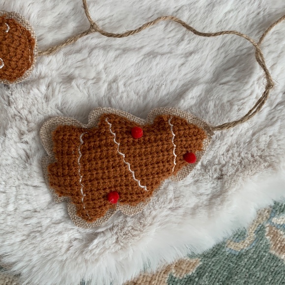 Peppermint Square Gingerbread Man Christmas Garland - Picture 9 of 14